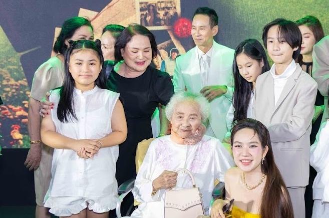 Mẹ Lý Hải 99 tuổi lần đầu dự công chiếu 'Lật mặt'